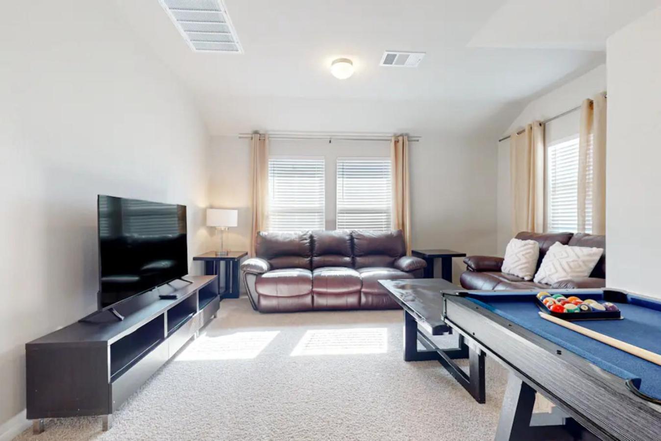 Modern & Stylish Retreat Near Downtown- New Holiday home Austin