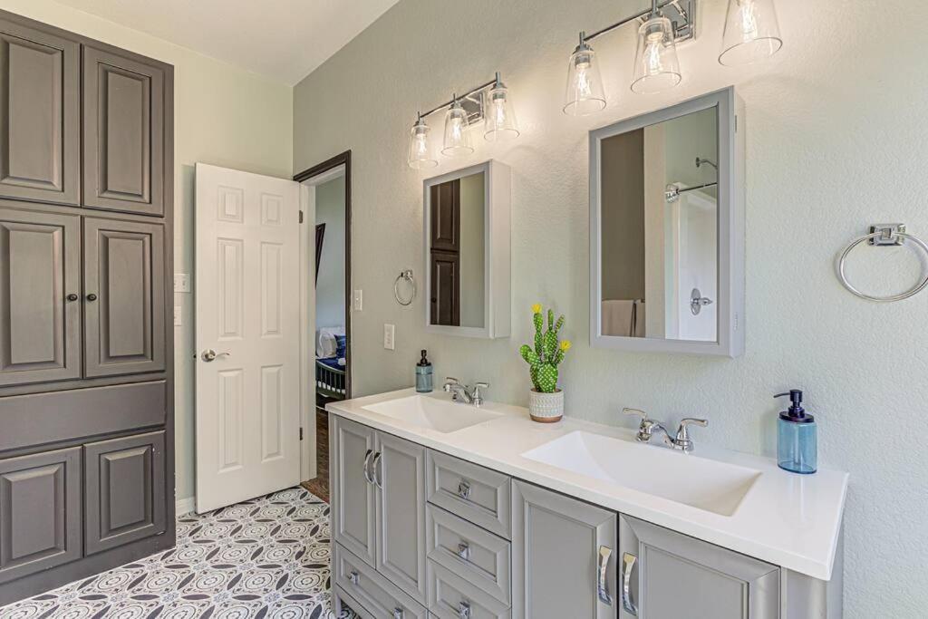 Holiday home New Listing! 4 Bdrm Hill Country With Pool Austin