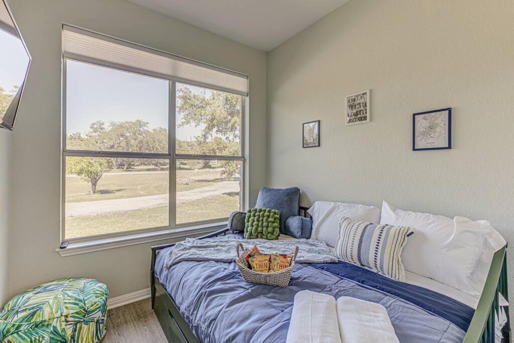 Holiday home New Listing! 4 Bdrm Hill Country With Pool *