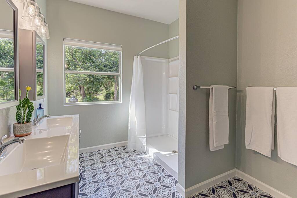 New Listing! 4 Bdrm Hill Country With Pool Holiday home