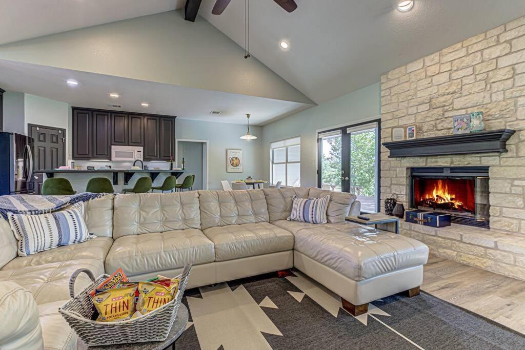 New Listing! 4 Bdrm Hill Country With Pool Holiday home Austin