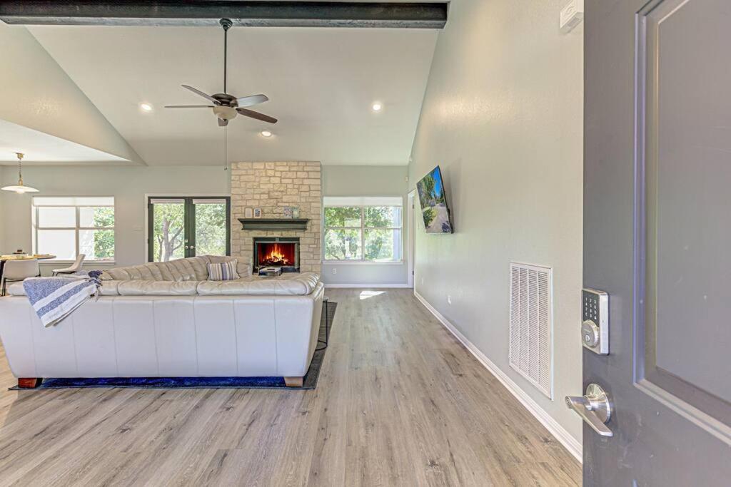 New Listing! 4 Bdrm Hill Country With Pool Holiday home Austin