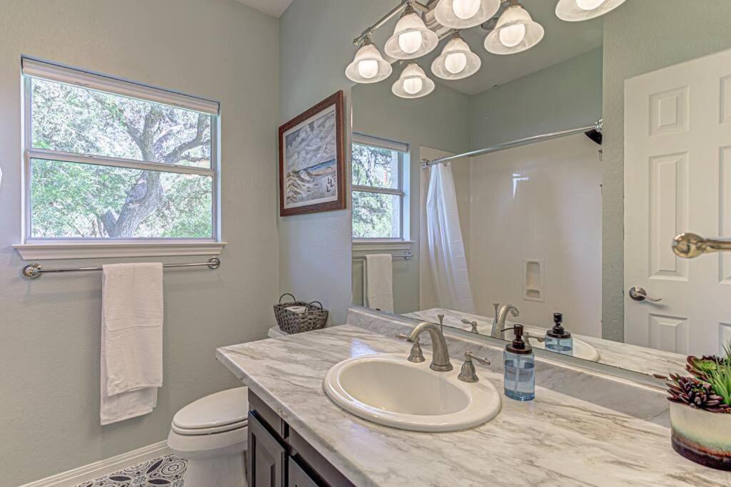 Holiday home New Listing! 4 Bdrm Hill Country With Pool *