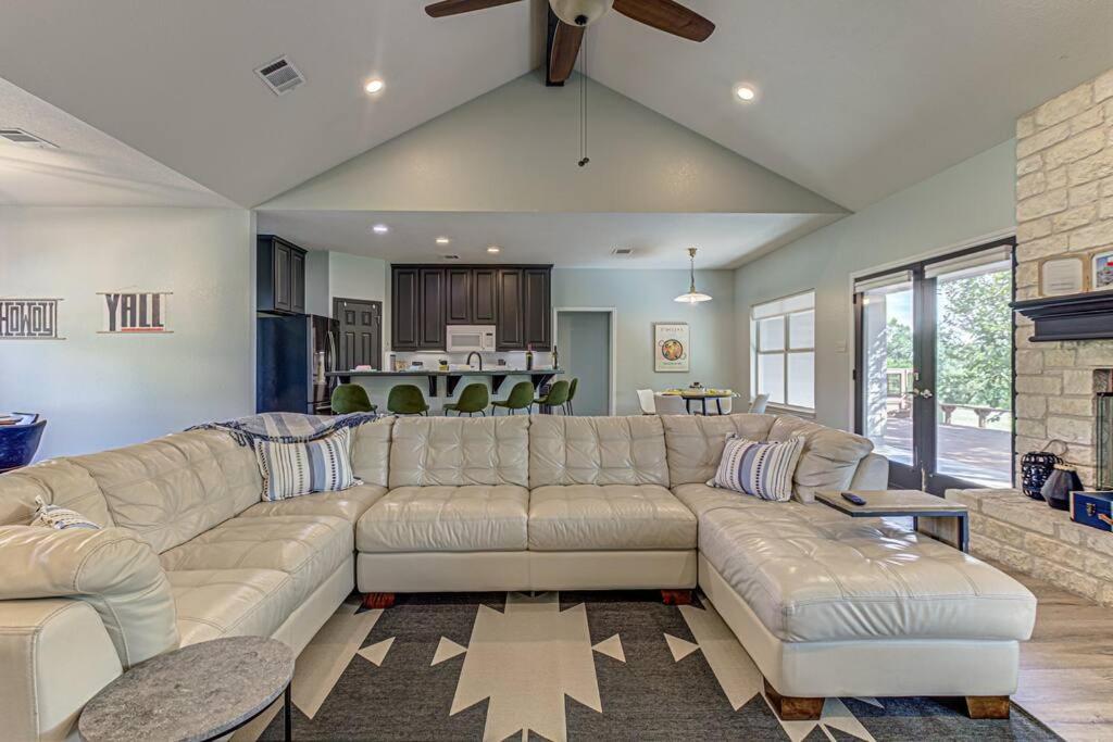 Holiday home New Listing! 4 Bdrm Hill Country With Pool Austin