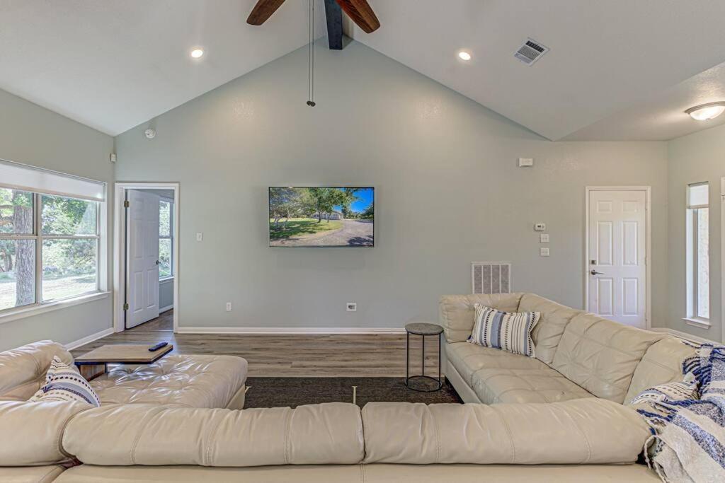 New Listing! 4 Bdrm Hill Country With Pool *