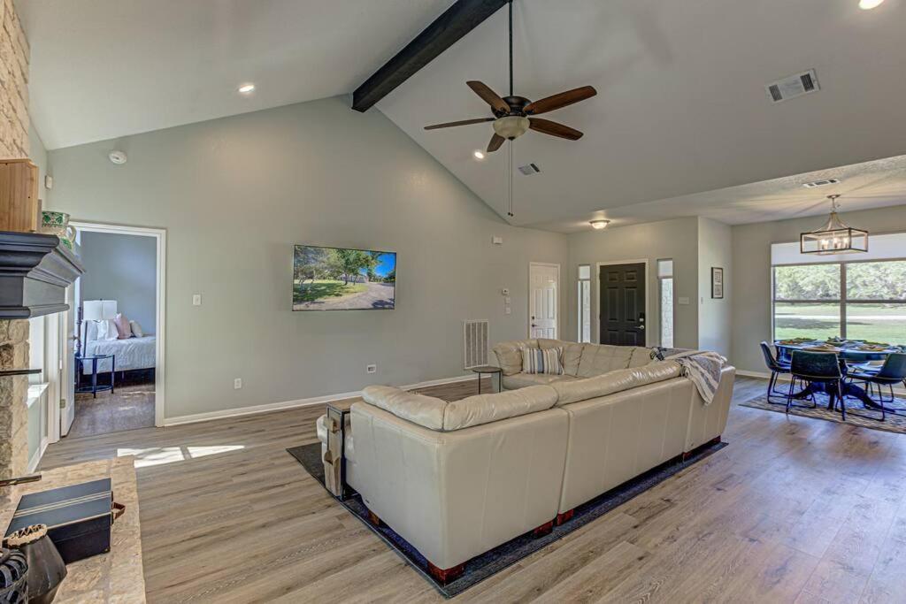 New Listing! 4 Bdrm Hill Country With Pool Holiday home *