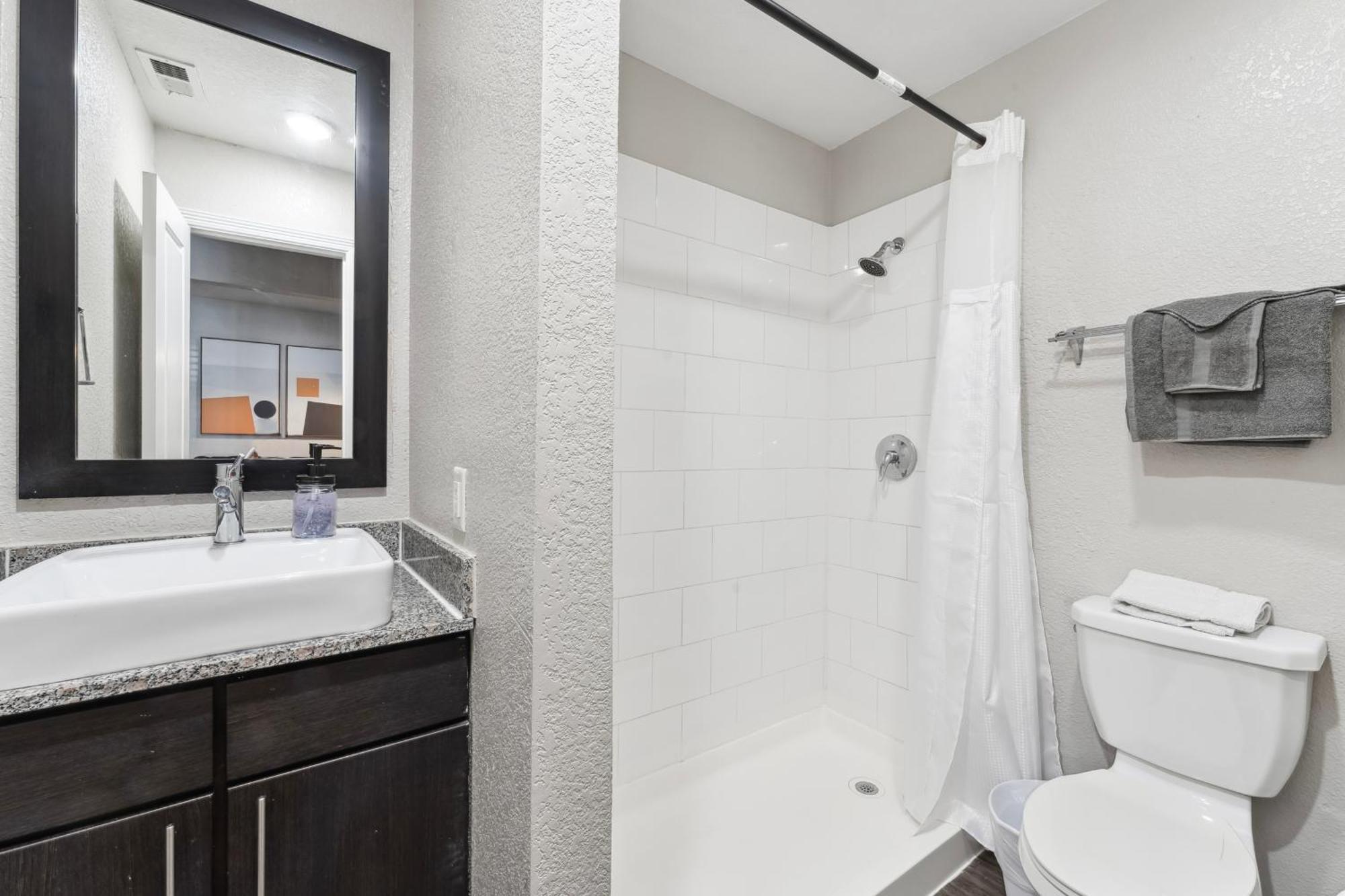 Apartment Economy King Bed W Pool, Next To Downtown