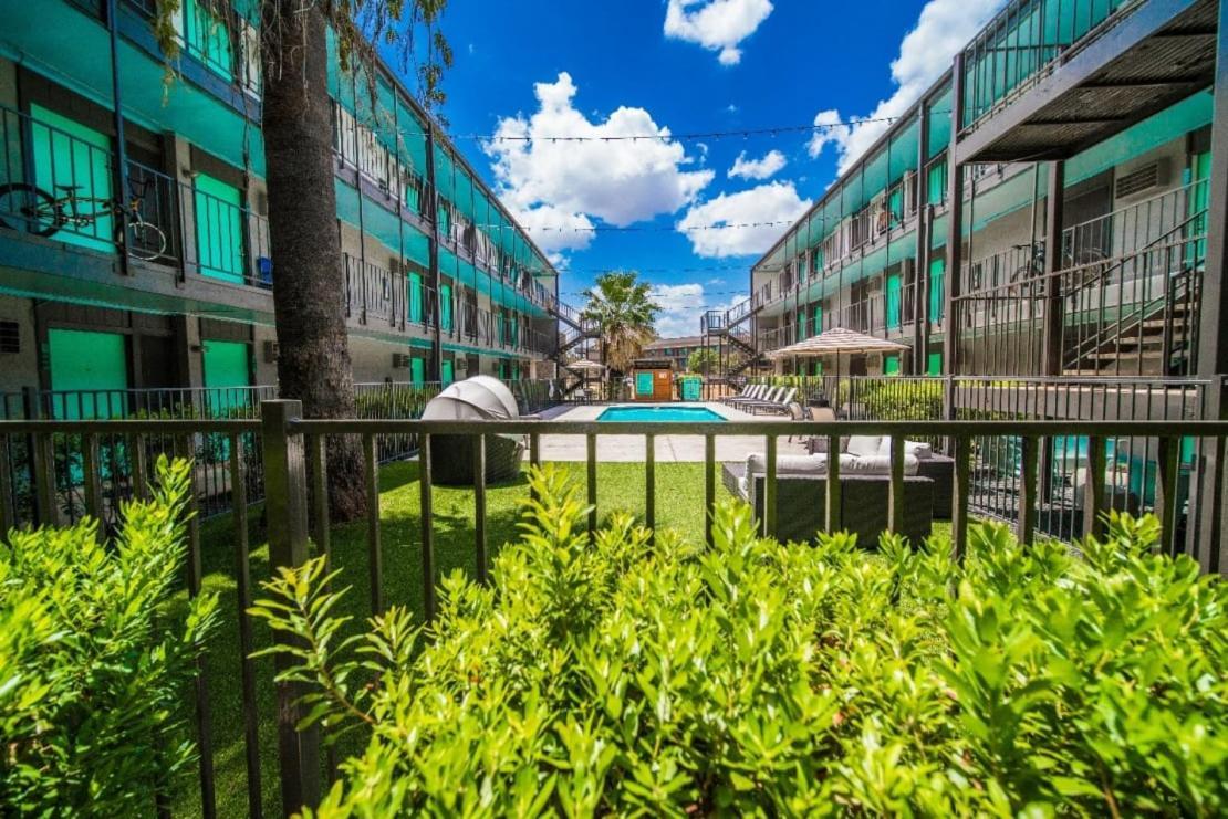 Economy King Bed W Pool, Next To Downtown *