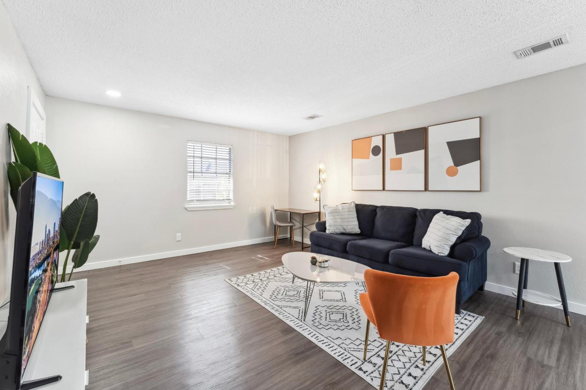 Apartment Economy King Bed W Pool, Next To Downtown Austin