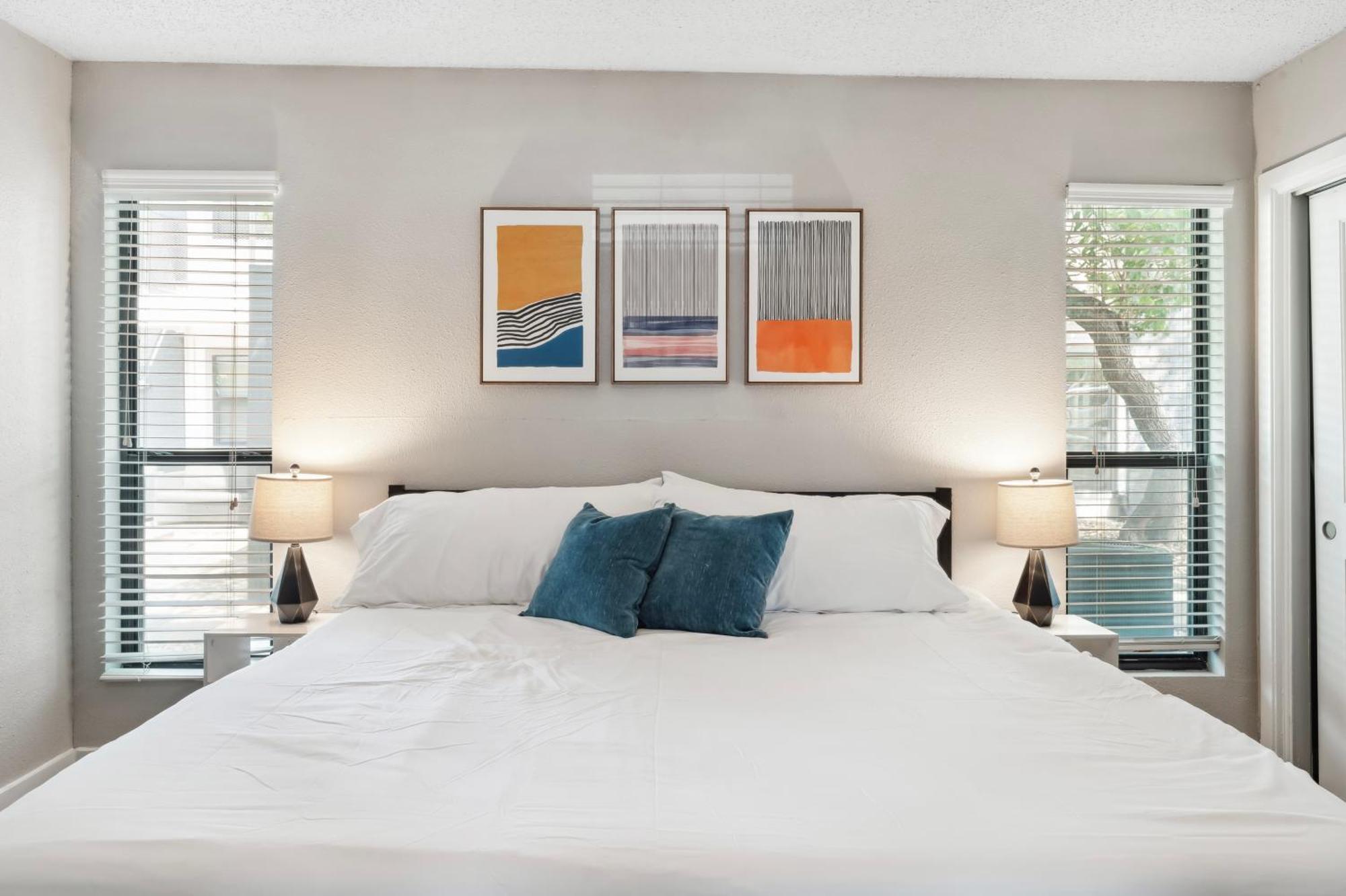 Economy King Bed W Pool, Next To Downtown Apartment *