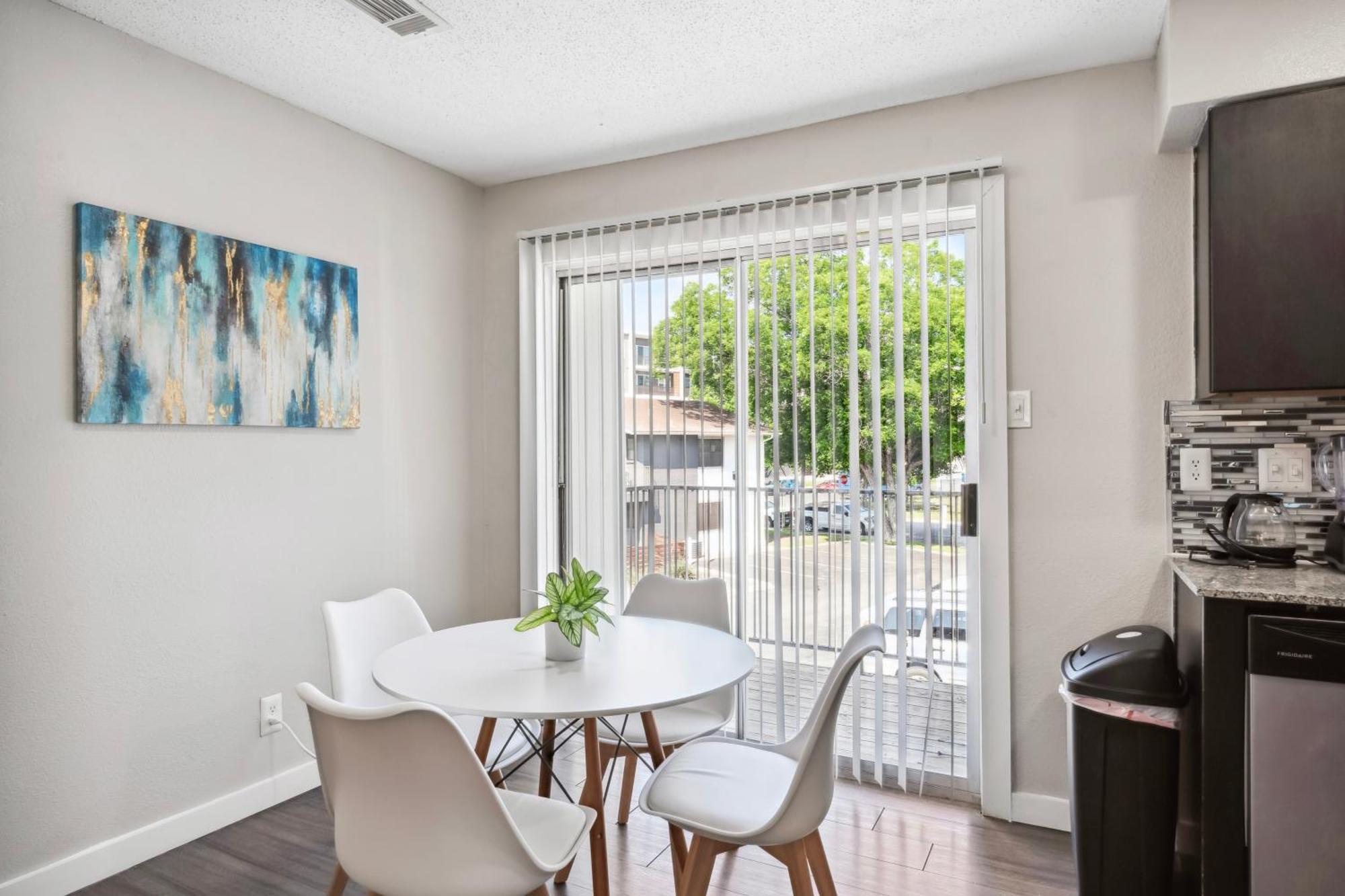 Apartment Economy King Bed W Pool, Next To Downtown Austin