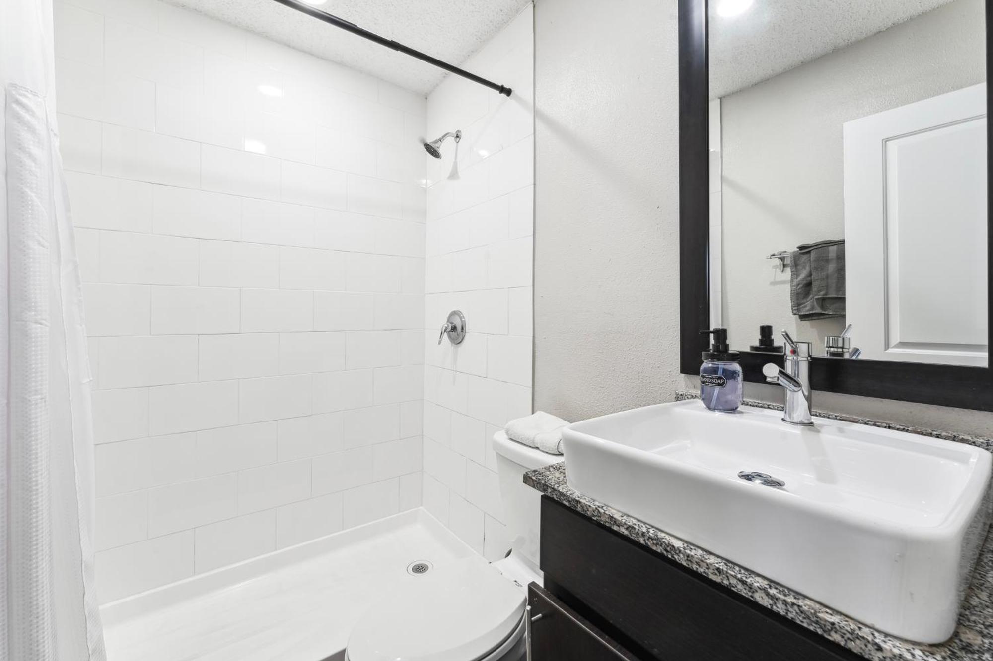 Economy King Bed W Pool, Next To Downtown