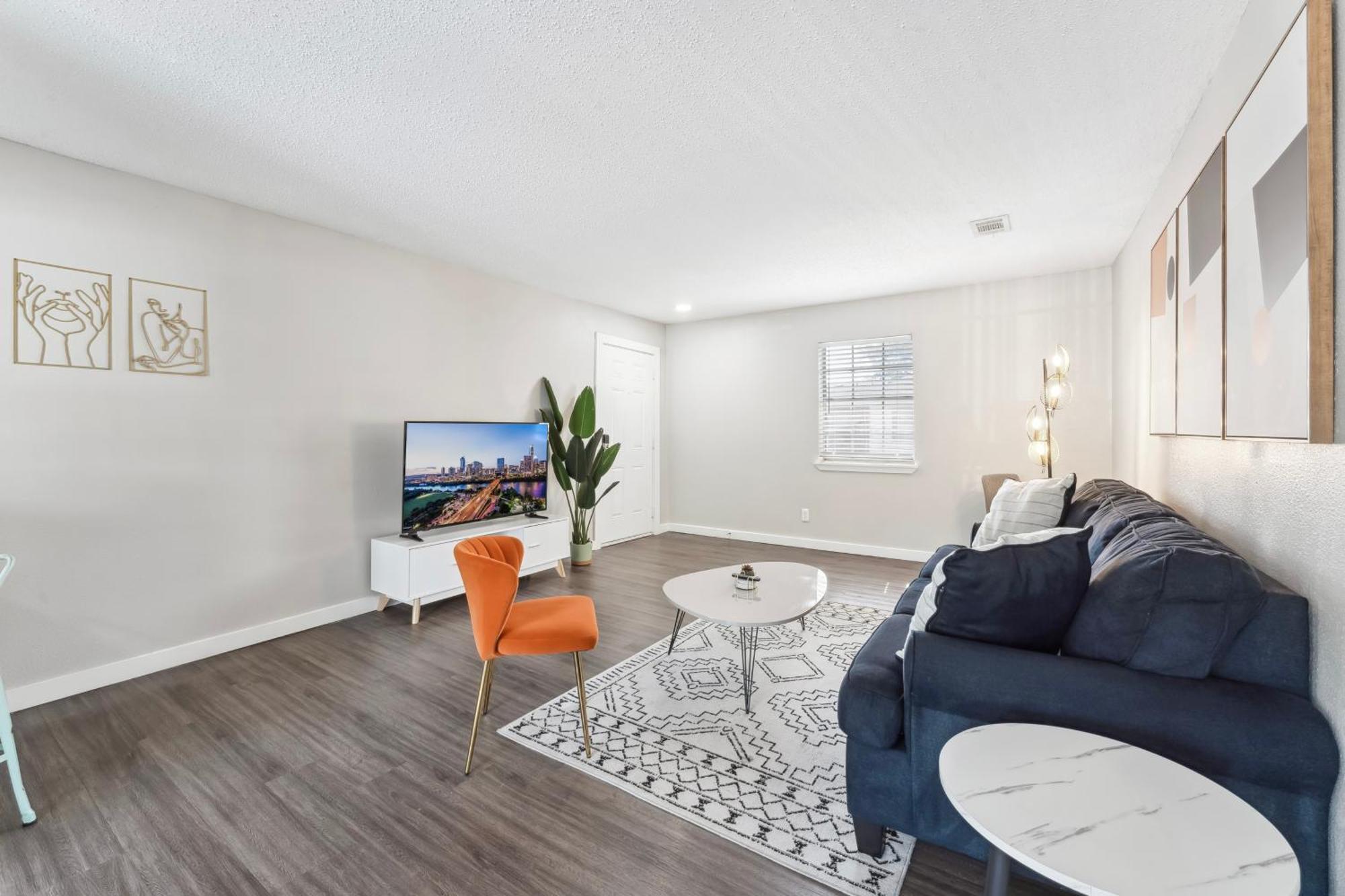 Economy King Bed W Pool, Next To Downtown Austin