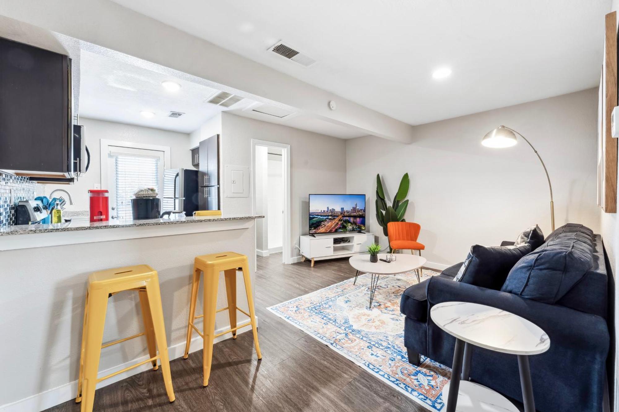 Apartment Economy King Bed W Pool, Next To Downtown