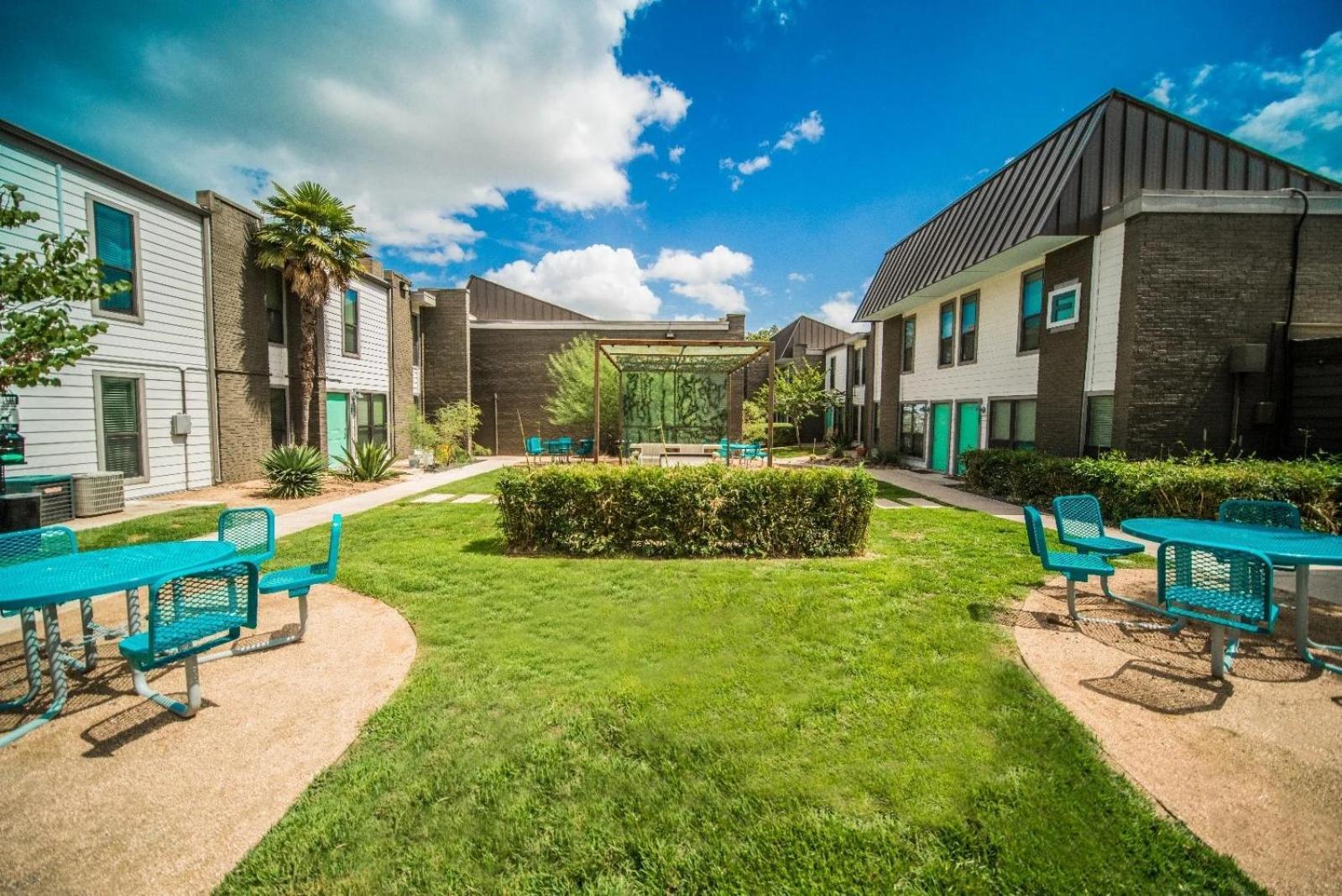 Apartment Economy King Bed W Pool, Next To Downtown *