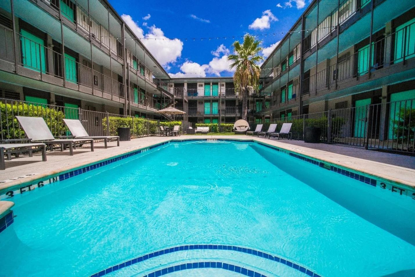Economy King Bed W Pool, Next To Downtown *