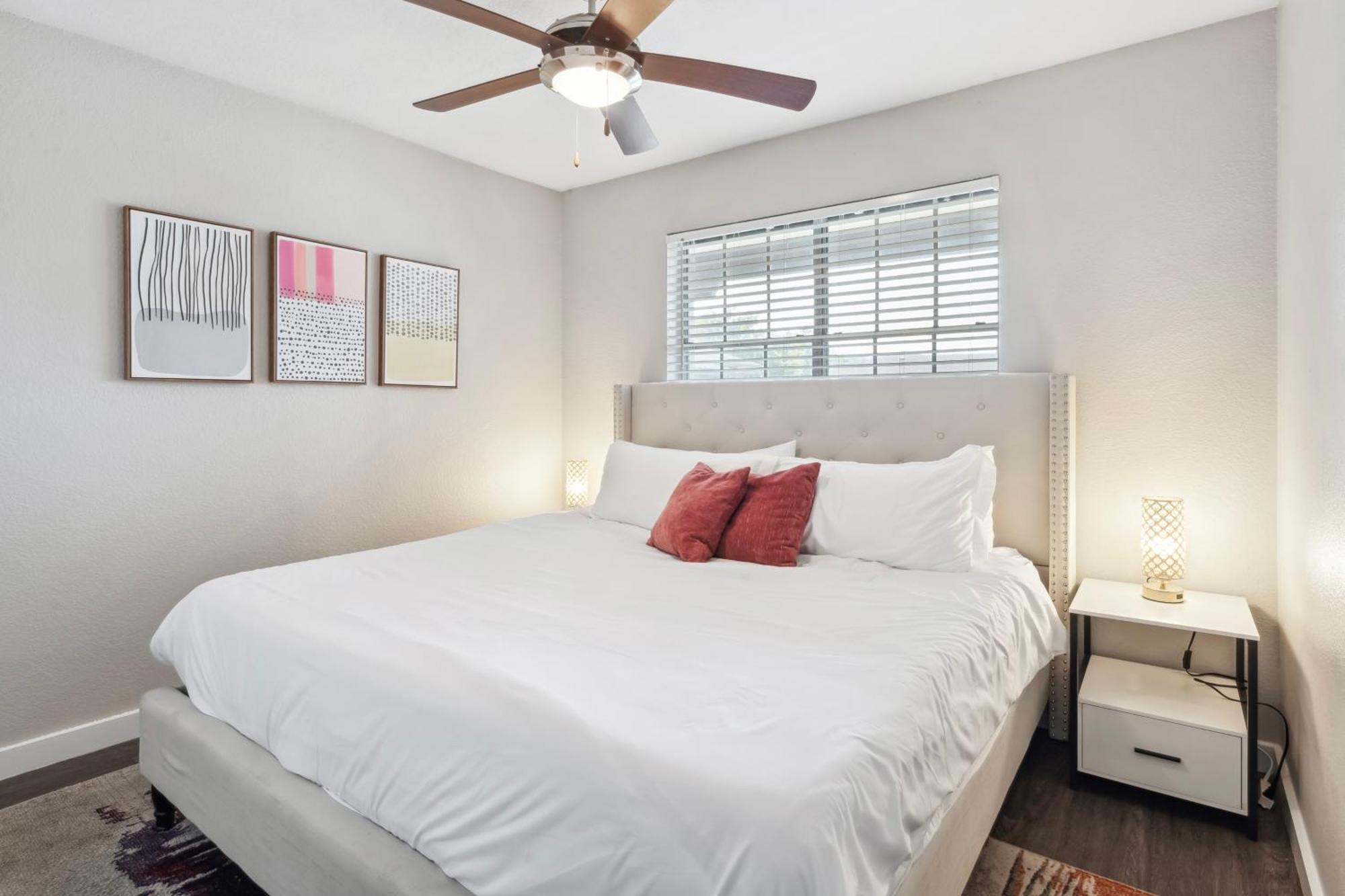 Economy King Bed W Pool, Next To Downtown Austin