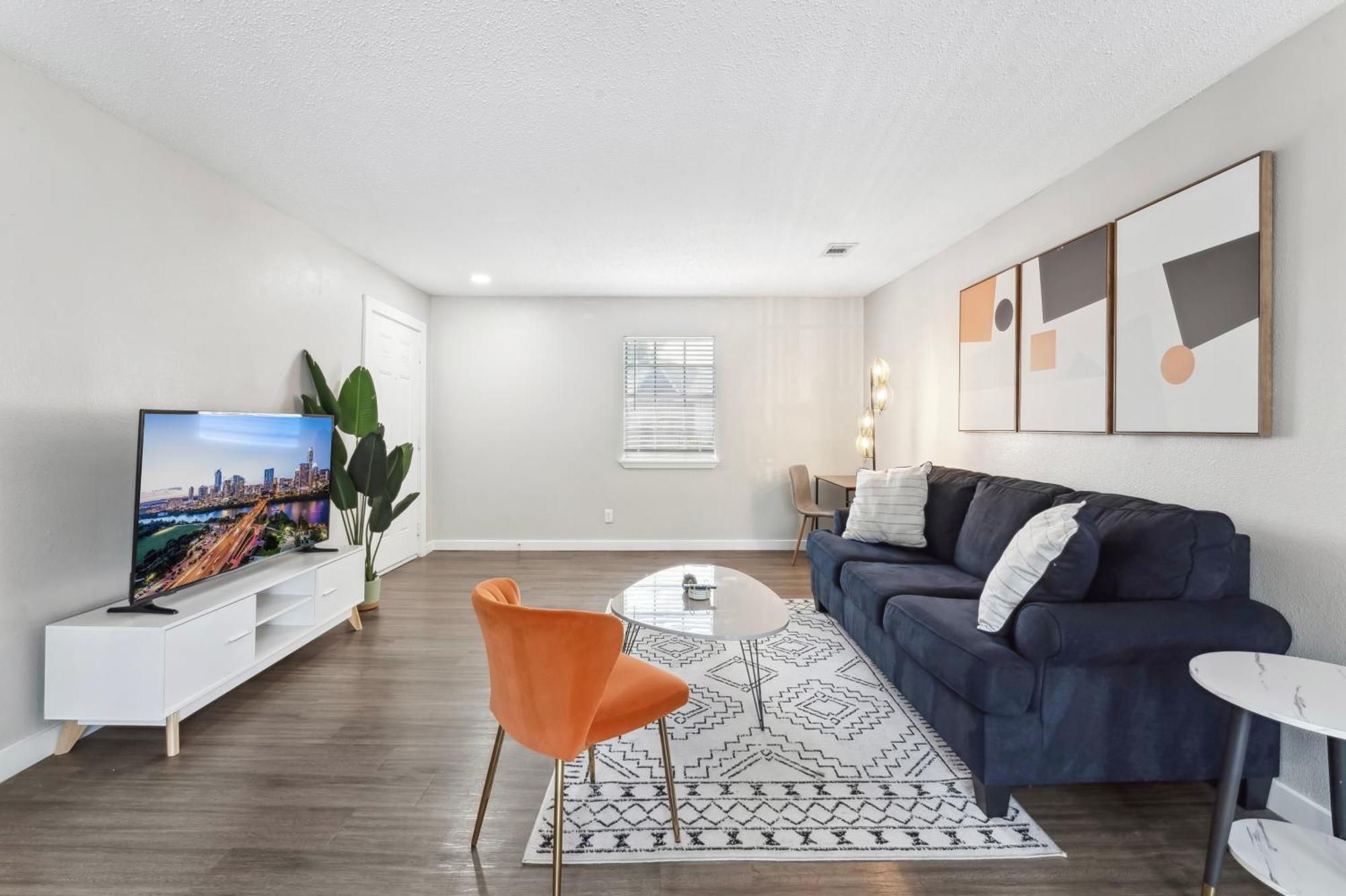Apartment Economy King Bed W Pool, Next To Downtown