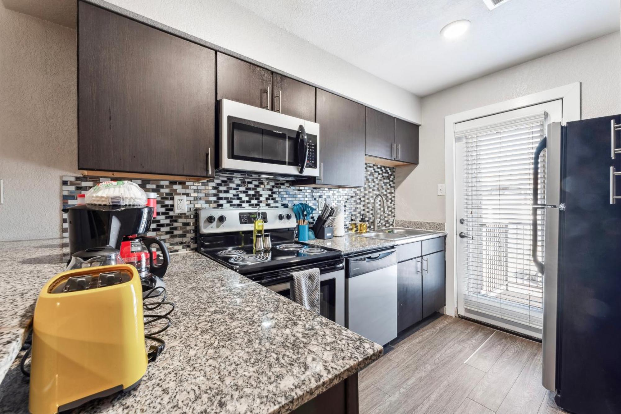 Apartment Economy King Bed W Pool, Next To Downtown Austin