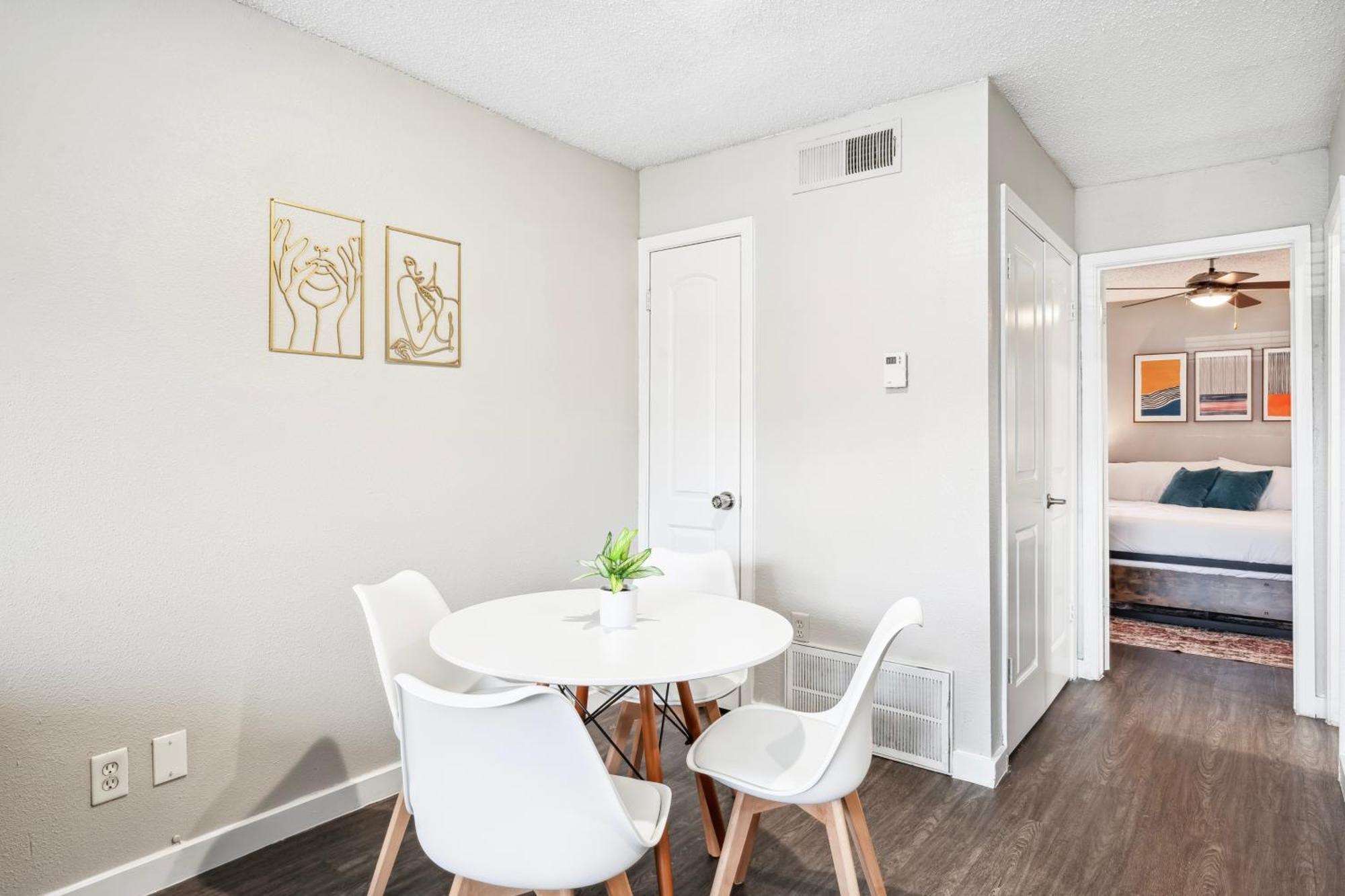 Economy King Bed W Pool, Next To Downtown *