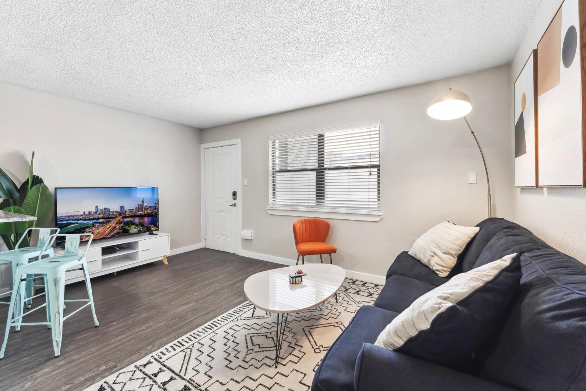 Apartment Economy King Bed W Pool, Next To Downtown *