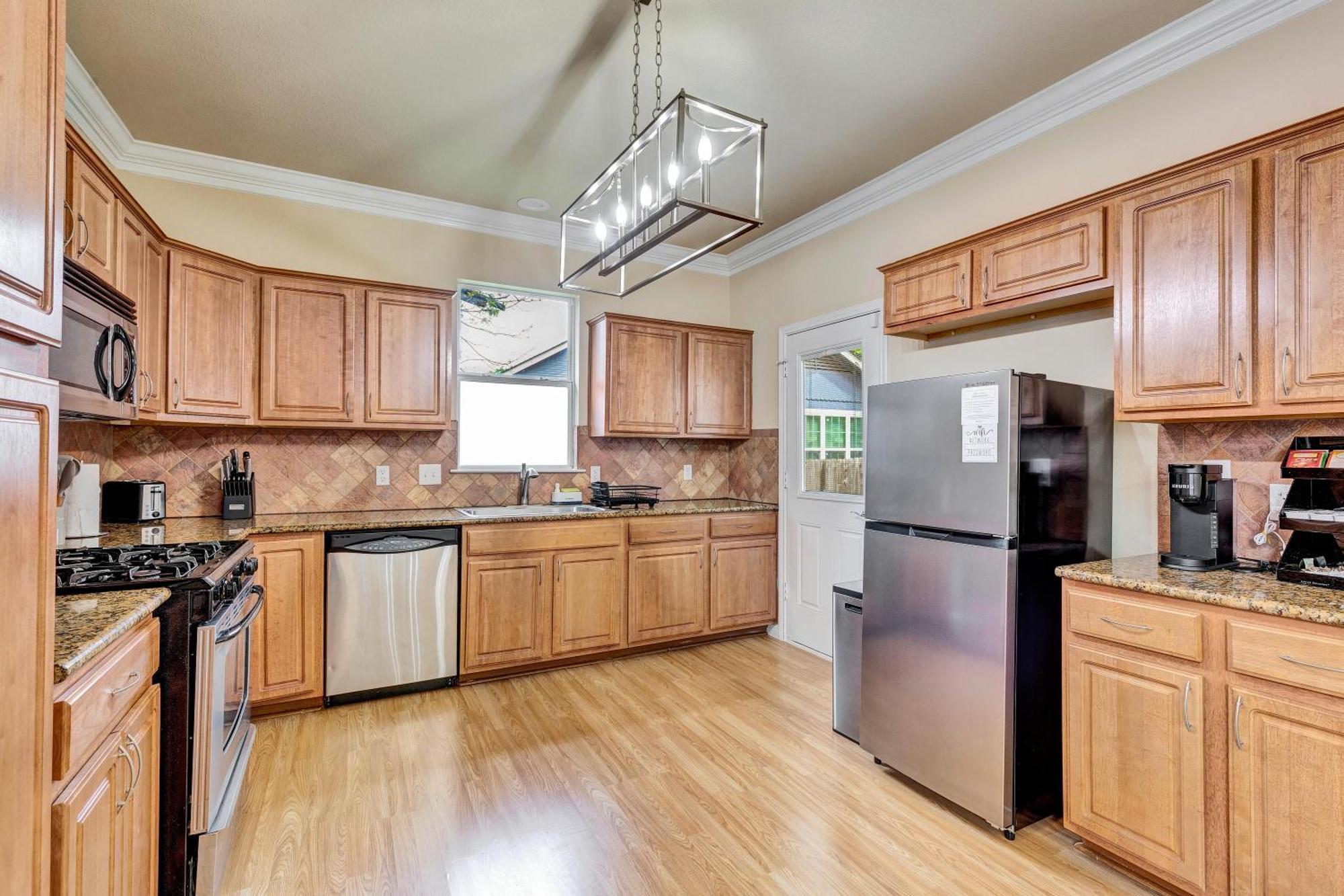 Spacious Home-queen Suite-game Room-movie