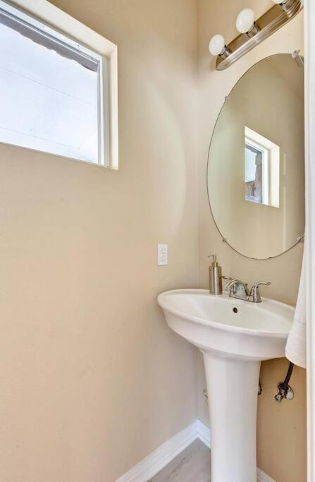 Spacious Home-queen Suite-game Room-movie *