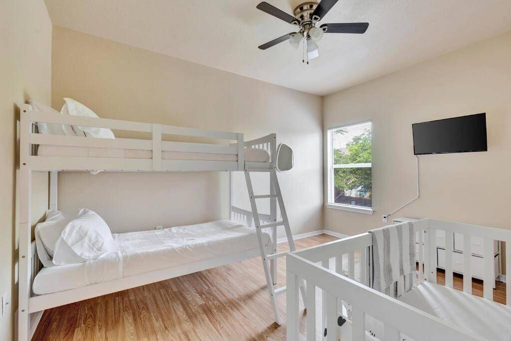 Spacious Home-queen Suite-game Room-movie Austin