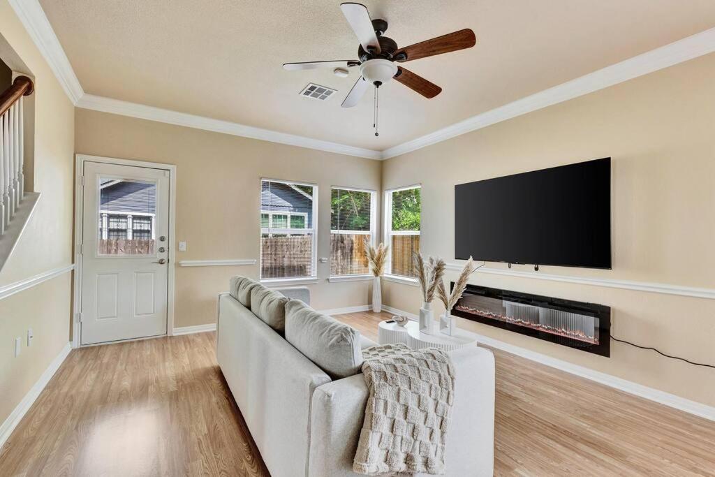 Spacious Home-queen Suite-game Room-movie Holiday home