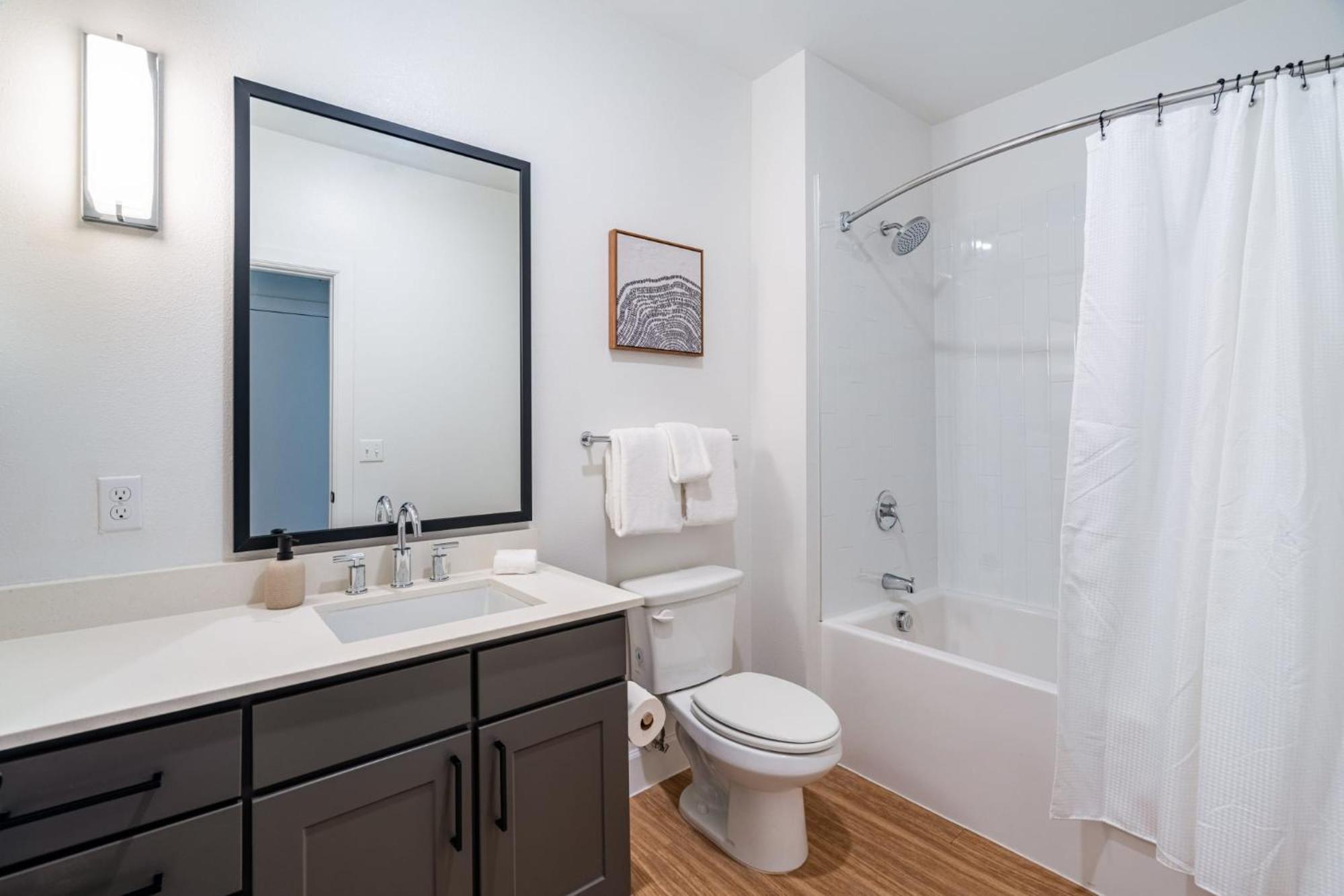 Downtown With Pool And Trail Access Apartment