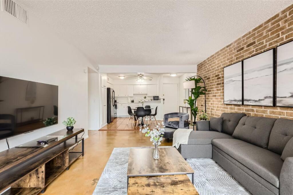 Your 2b Getaway - Walk Dtwn - Sleeps 6 - Pool And Prkg Apartment Austin