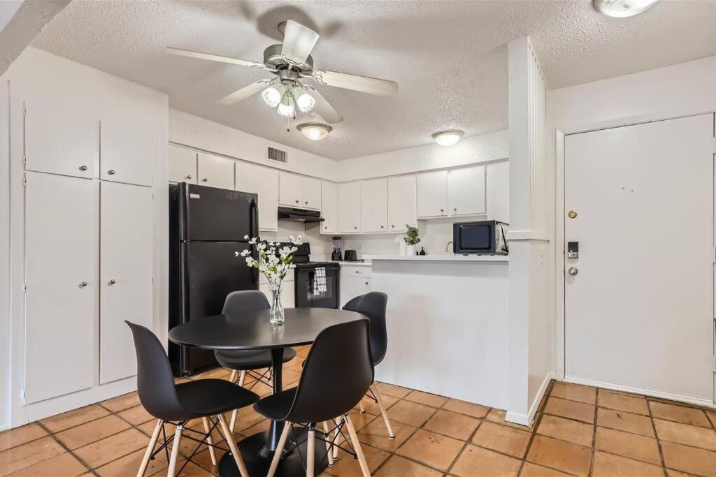 Your 2b Getaway - Walk Dtwn - Sleeps 6 - Pool And Prkg Apartment