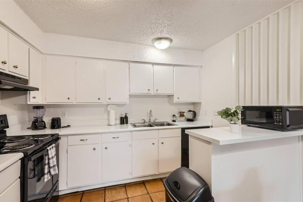 Your 2b Getaway - Walk Dtwn - Sleeps 6 - Pool And Prkg Apartment Austin