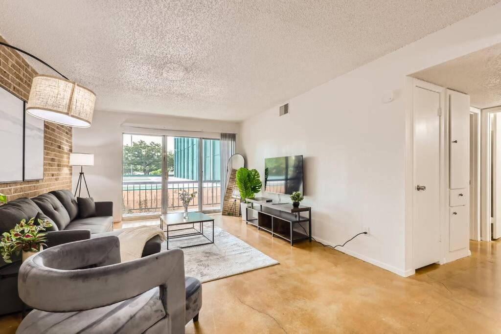 Your 2b Getaway - Walk Dtwn - Sleeps 6 - Pool And Prkg