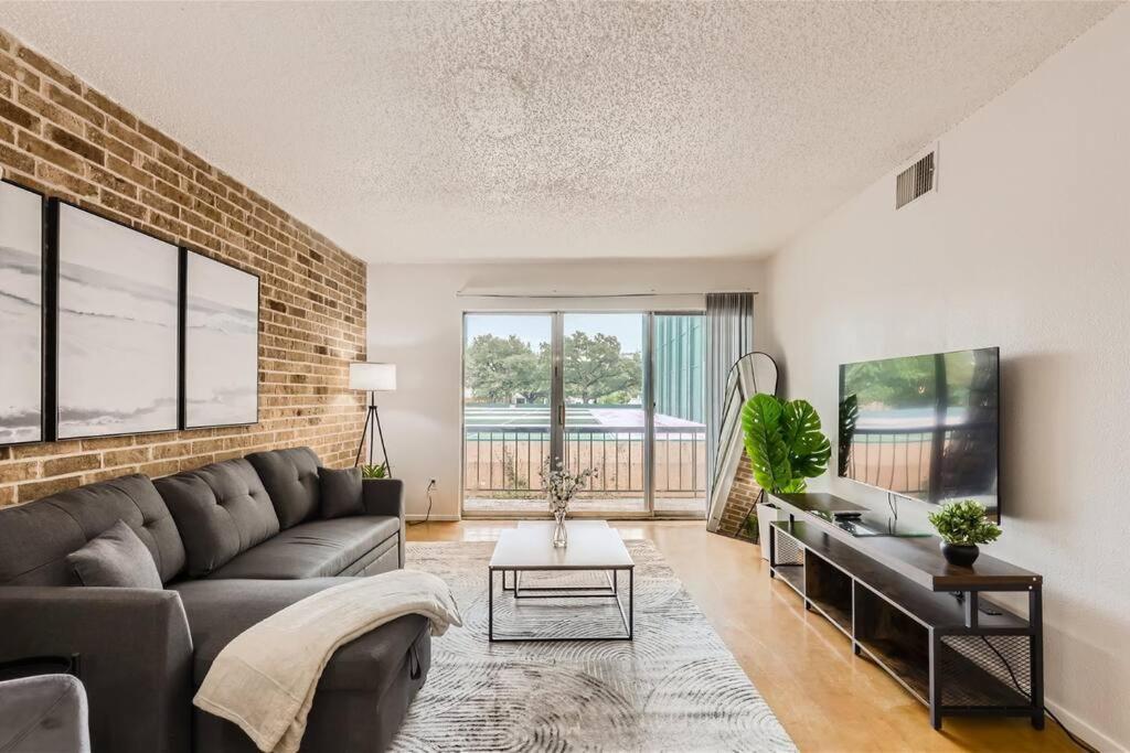 Apartment Your 2b Getaway - Walk Dtwn - Sleeps 6 - Pool And Prkg
