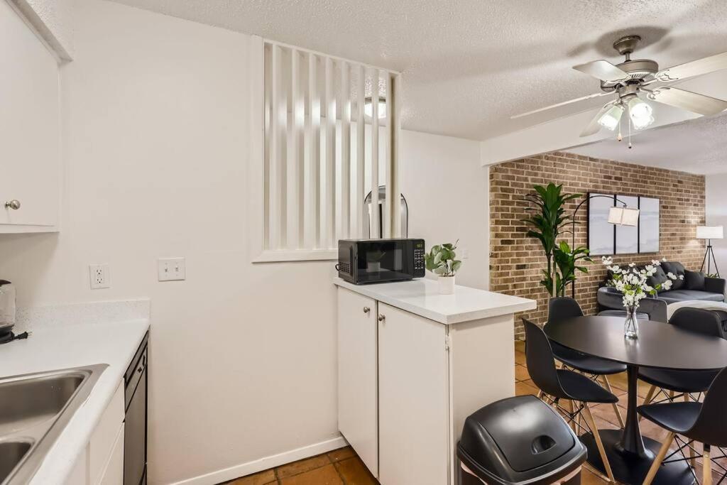 Your 2b Getaway - Walk Dtwn - Sleeps 6 - Pool And Prkg Apartment *
