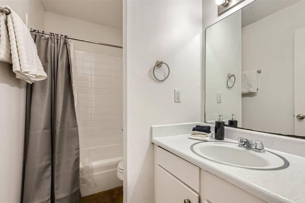 Apartment Your 2b Getaway - Walk Dtwn - Sleeps 6 - Pool And Prkg Austin