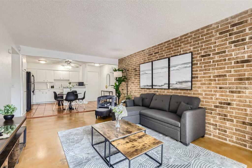 Your 2b Getaway - Walk Dtwn - Sleeps 6 - Pool And Prkg Austin