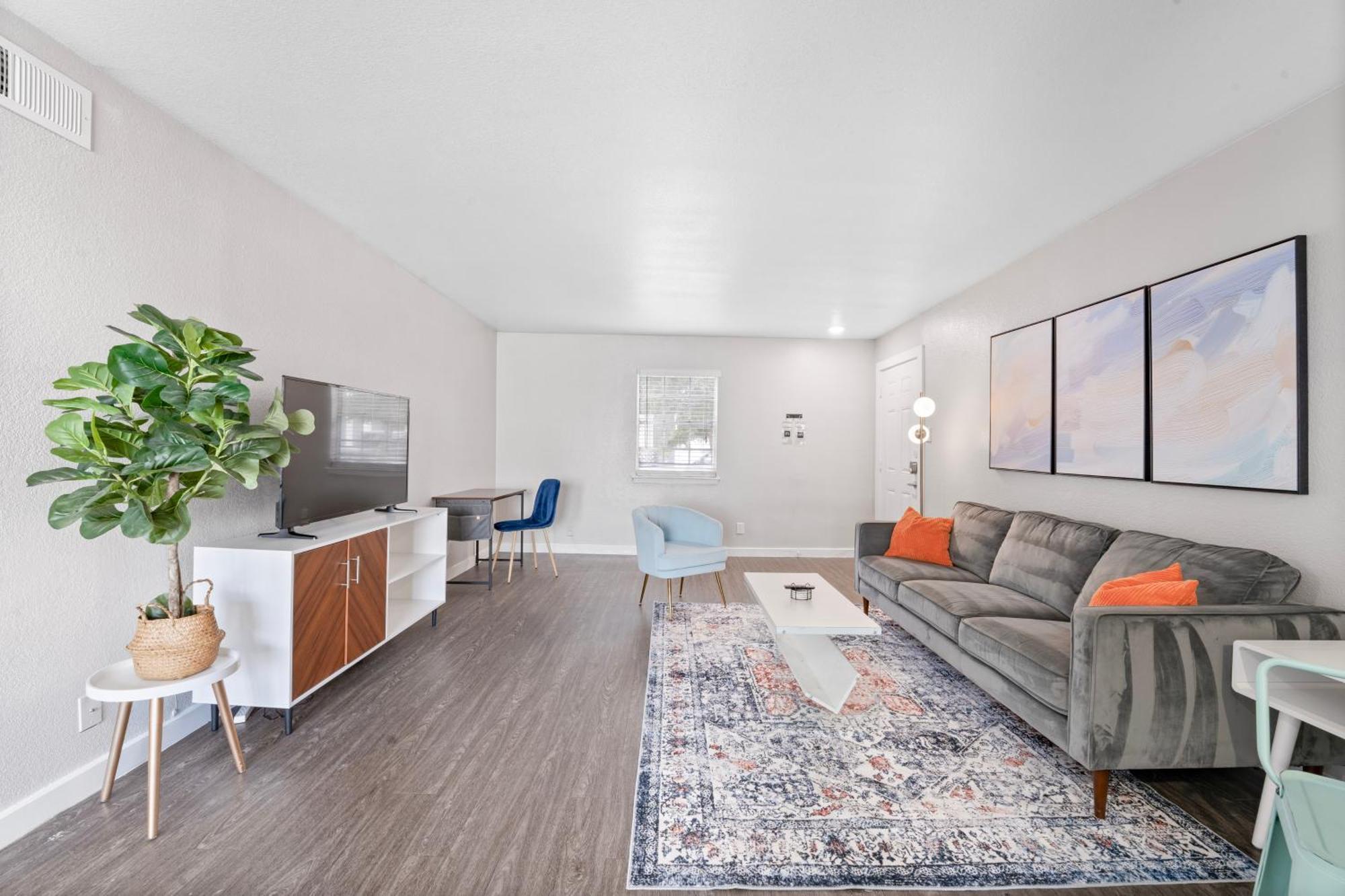 Economy King Bed W Pool, Next To Downtown Apartment