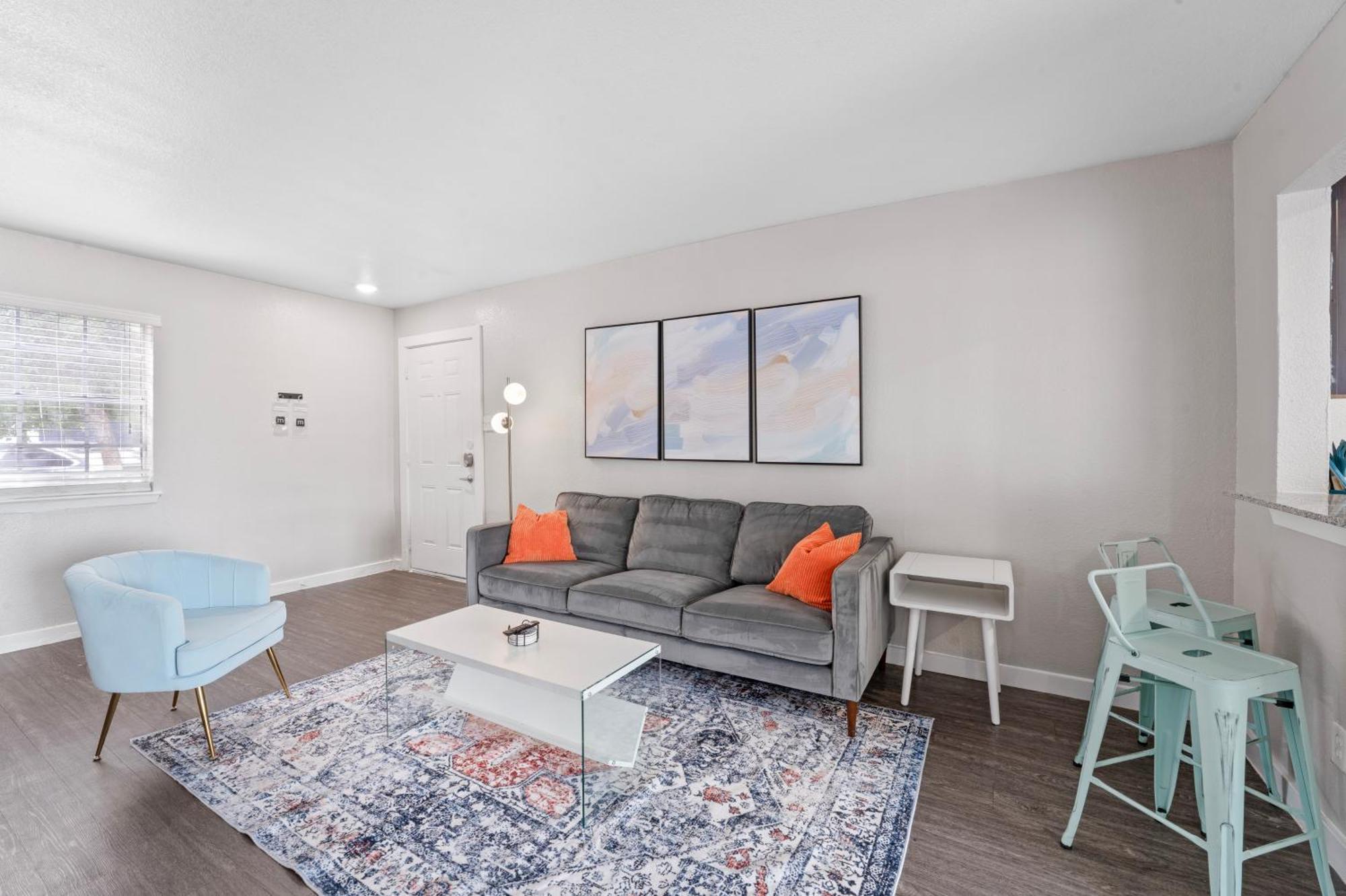 Economy King Bed W Pool, Next To Downtown Austin