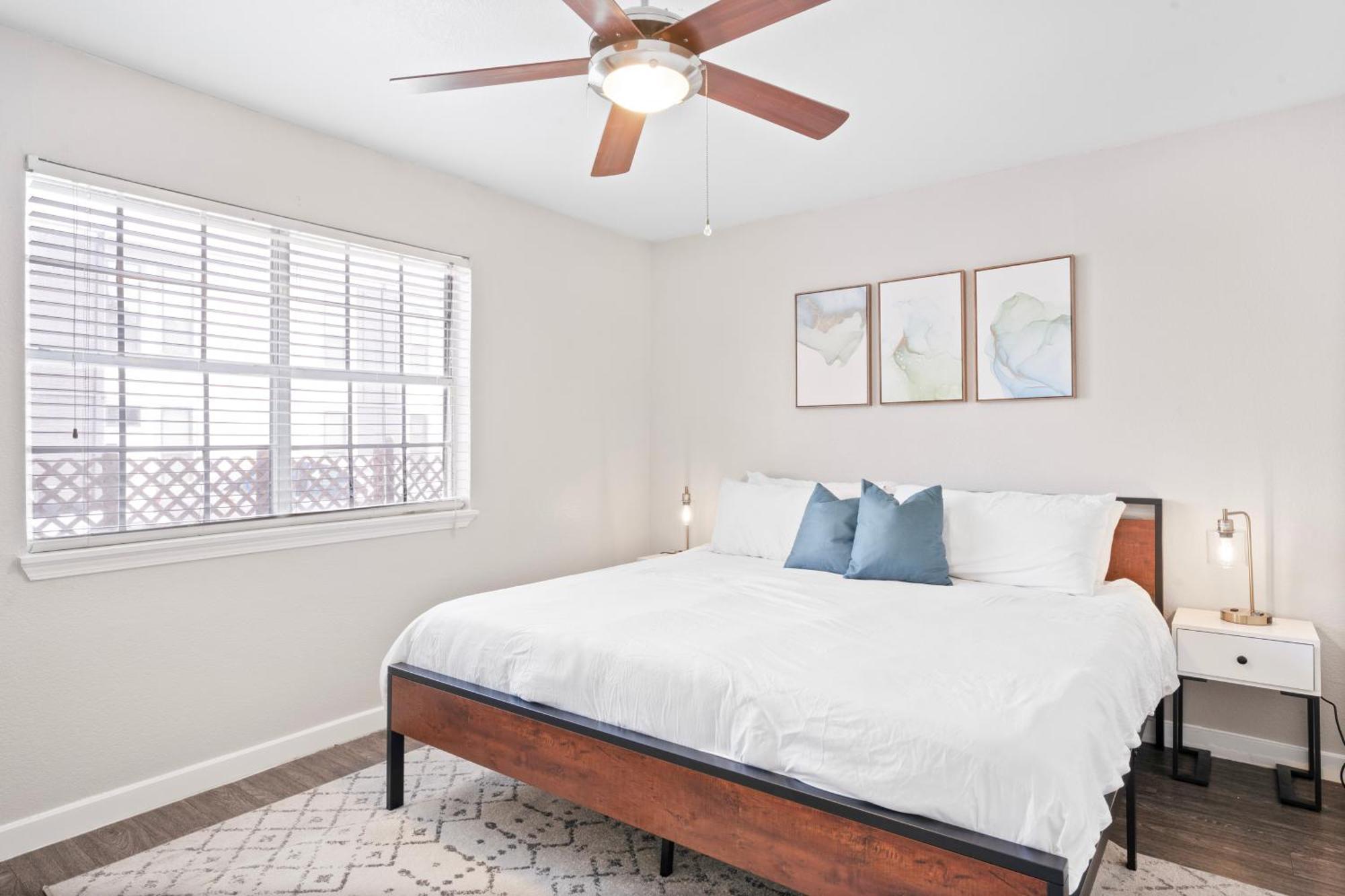 Economy King Bed W Pool, Next To Downtown Apartment Austin
