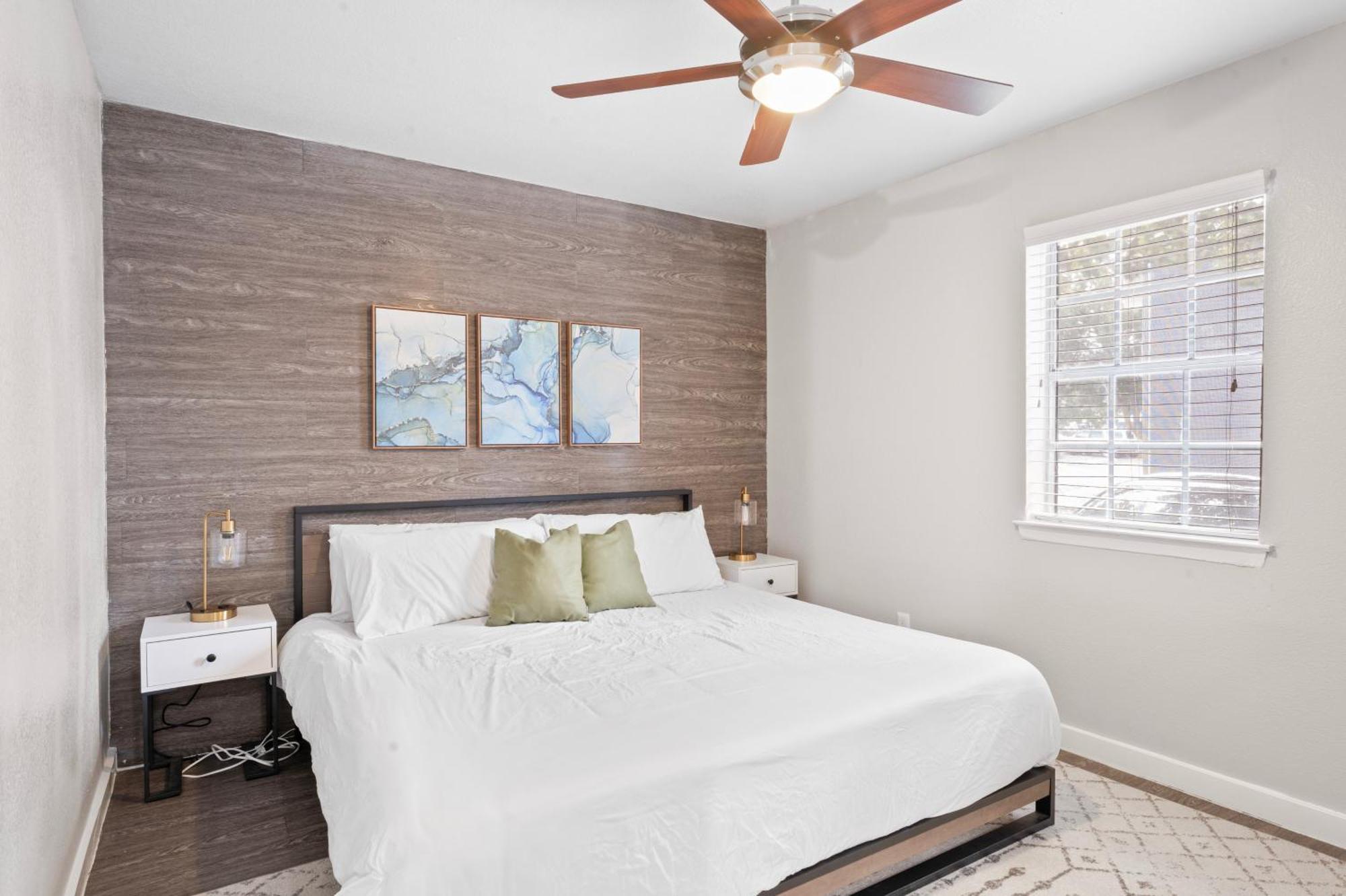 Economy King Bed W Pool, Next To Downtown