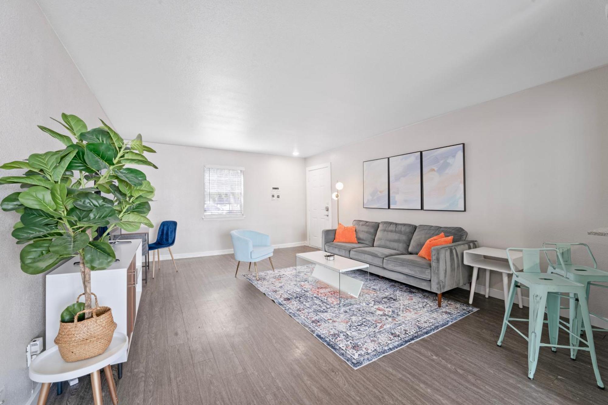 Economy King Bed W Pool, Next To Downtown Apartment