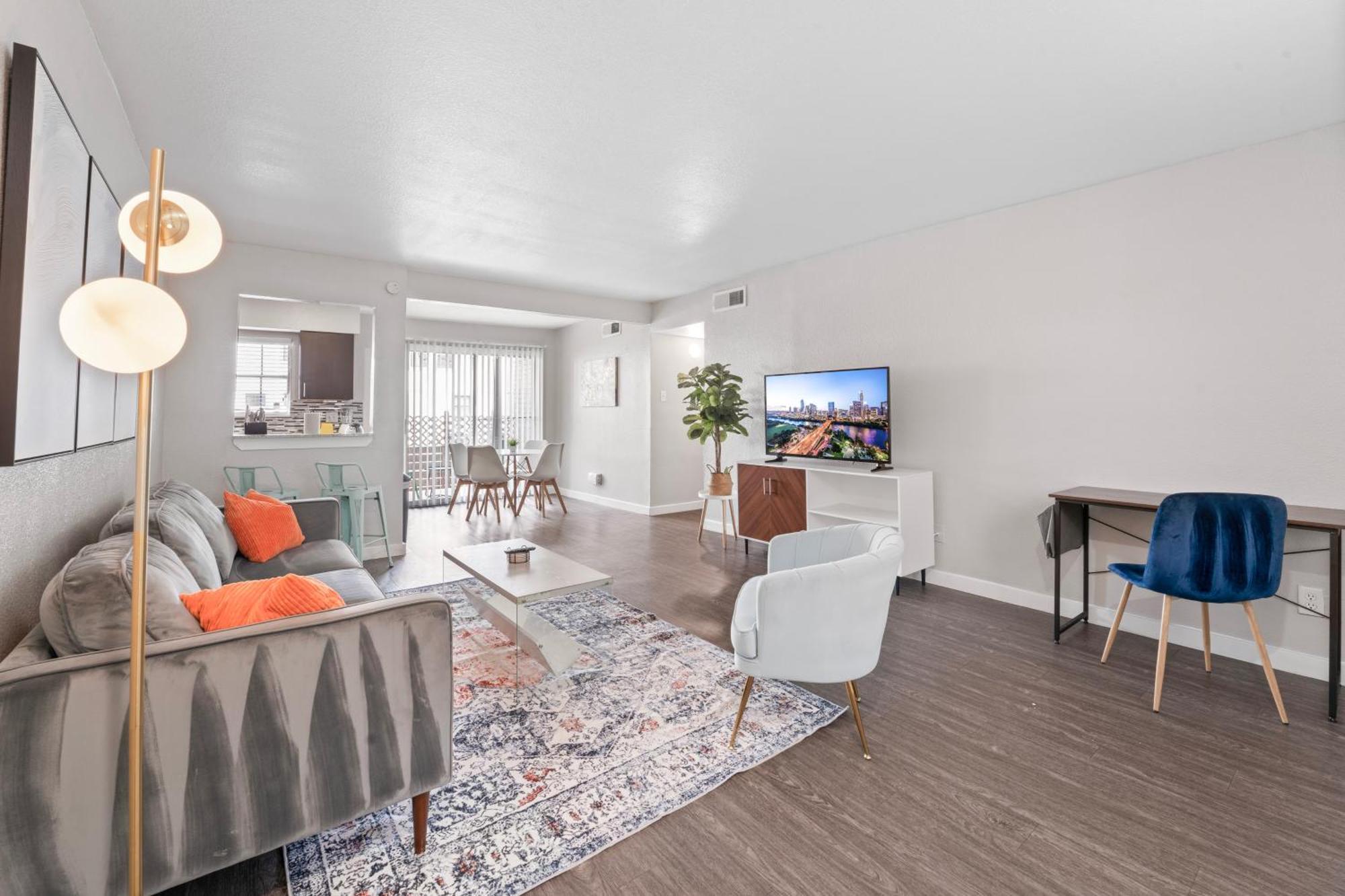 Apartment Economy King Bed W Pool, Next To Downtown Austin