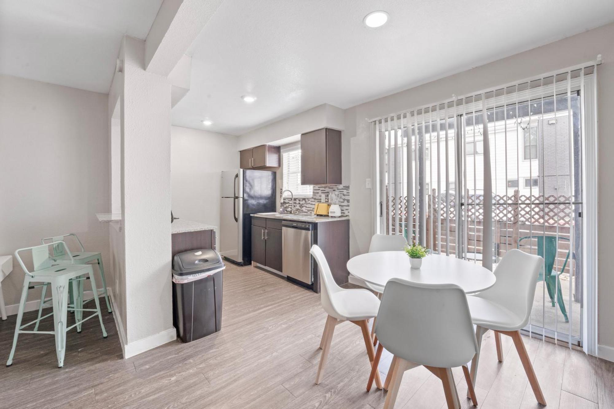 Apartment Economy King Bed W Pool, Next To Downtown Austin