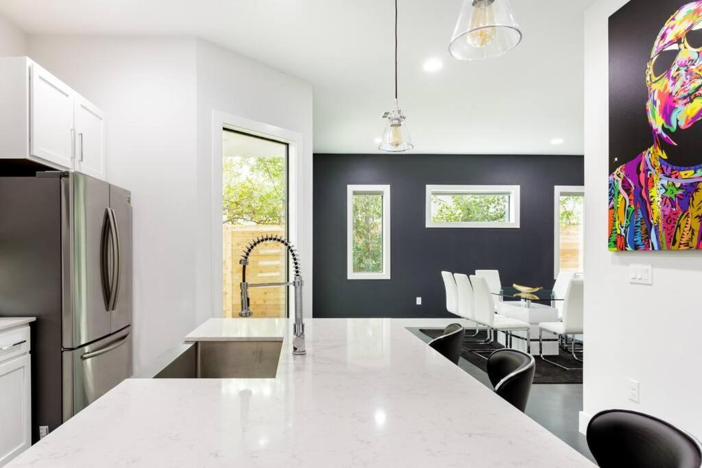 Downtown Mini Mansion - Walk To Rainey Austin