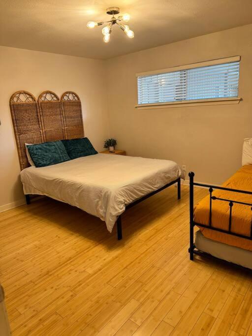 2 Bed With Pool And Creek Views Near Congress Ave Apartment