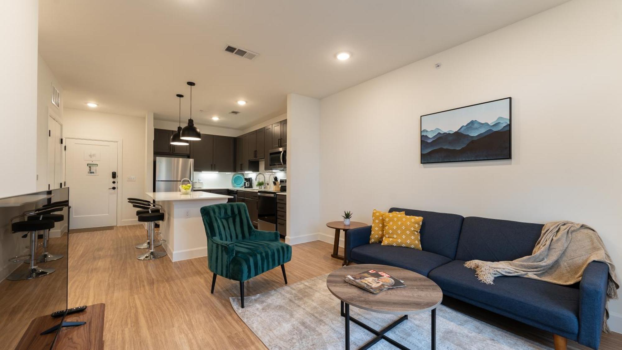 Downtown With Pool And Trail Access Apartment
