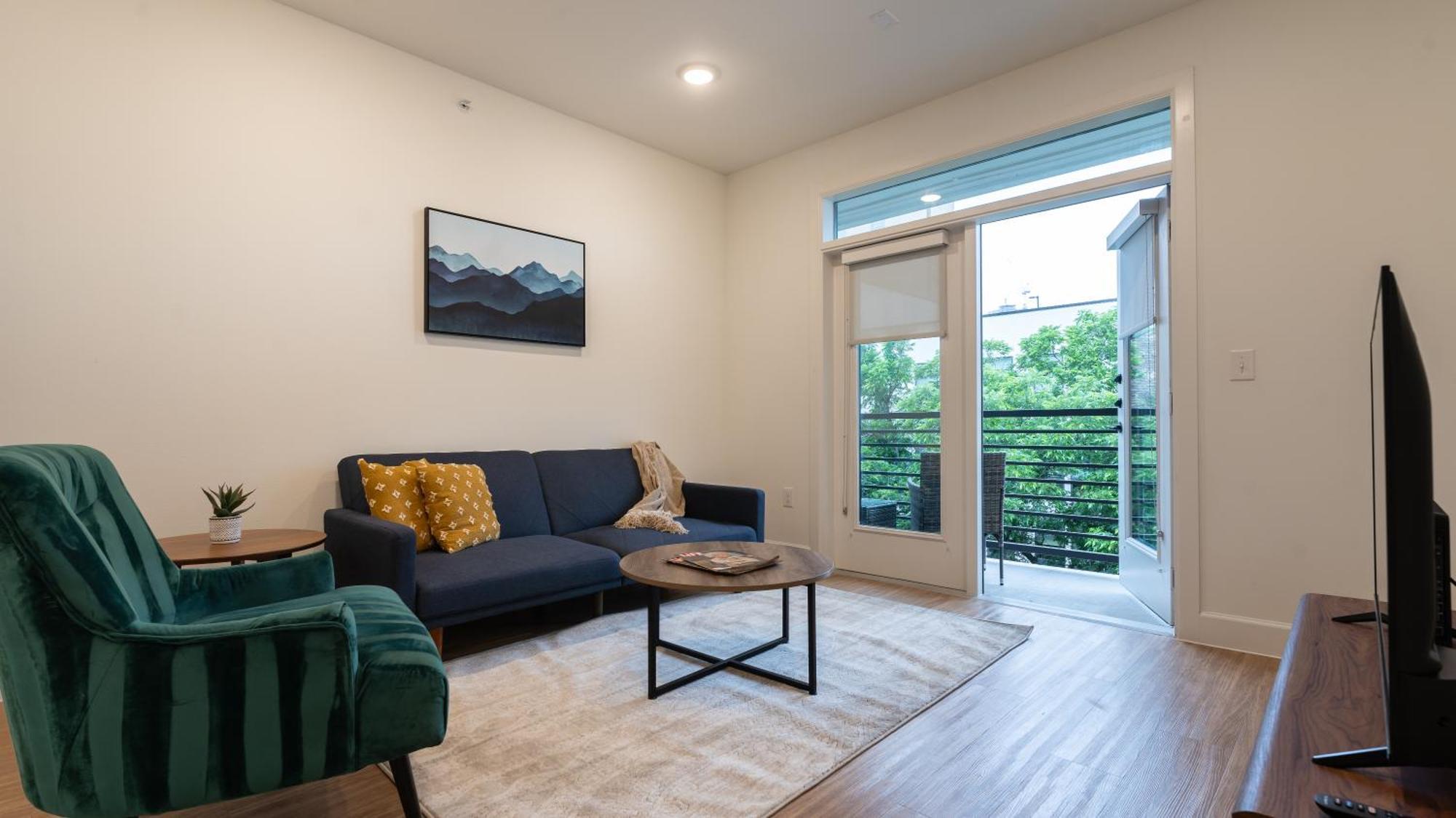 Downtown With Pool And Trail Access Apartment *