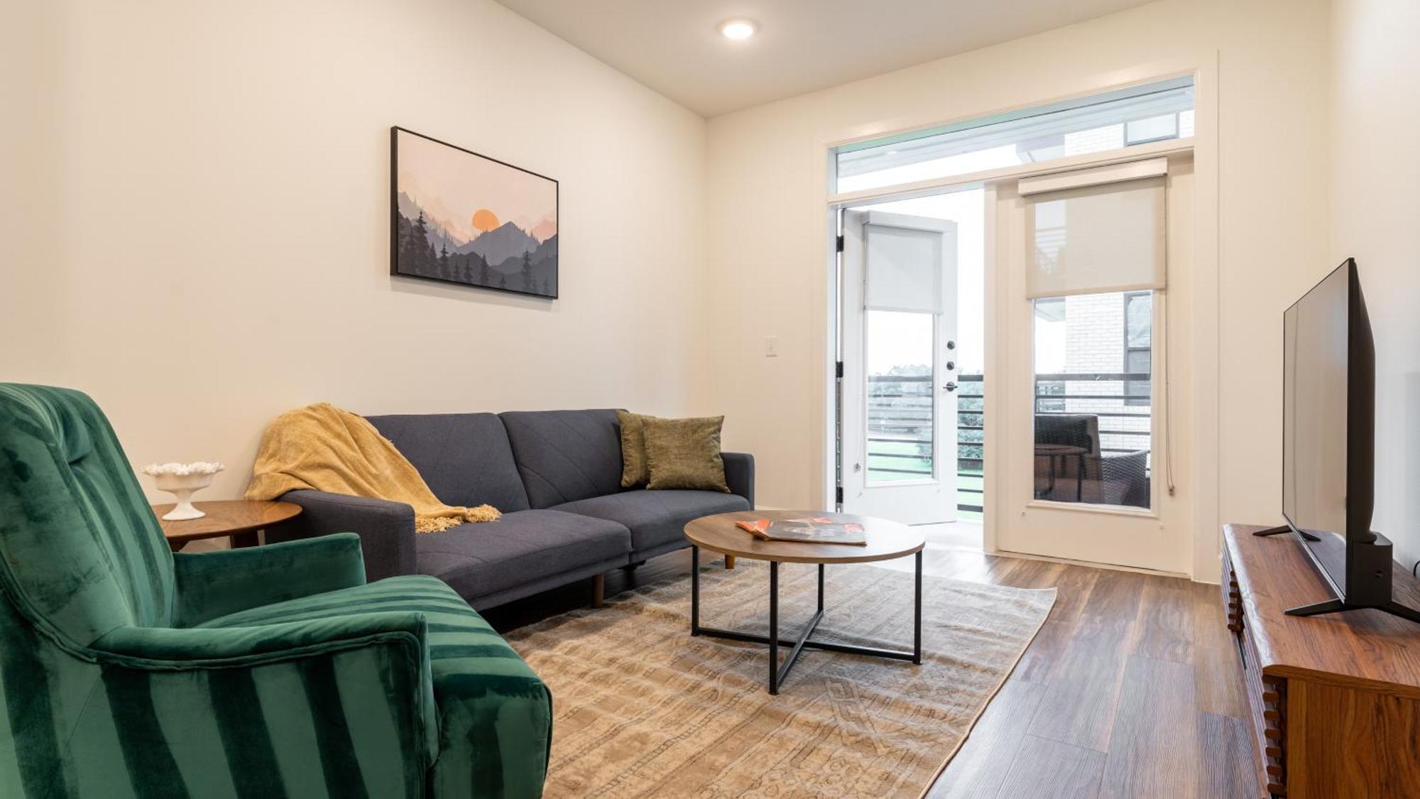 Apartment Downtown With Pool And Trail Access *